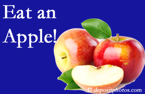 Fort Wayne chiropractic care encourages healthy diets full of fruits and veggies, so enjoy an apple the apple season!